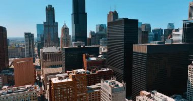 Değişik stillerin modern binası canlı metropolün panoramasında. İHA görüntüleri Şikago, Illinois, ABD 'de gündüz vakti.