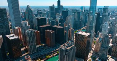 Şikago 'nun göz kamaştırıcı manzarası. Finansal merkezden yükselen İHA Chicago Nehri 'nin manzarasını gözler önüne seriyor.