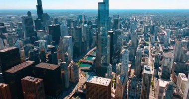 Chicago 'nun modern ve canlı merkezine iniyoruz. Şehrin merkezindeki gökdelenlerin çarpıcı manzarası.