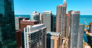 Yüksek binalar grubunun tepesinde uçmak. Chicago, Illinois, ABD 'nin gökdelenleri. Hava görünümü.