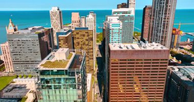 Michigan Gölü 'nün su manzarasına yaklaşıyoruz. Chicago, Illinois, ABD 'nin üzerinde uçuyor. Hava görünümü.