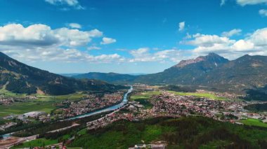 Dağların arasındaki vadideki bir kasabanın nefes kesici manzarası. Reutte Bölgesi, Tyrol, Avusturya 'daki Plansee Gölü manzarası. Hava perspektifi.