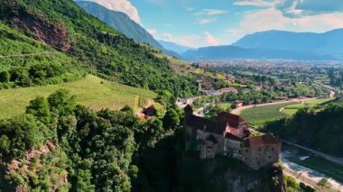 Uçurumun kenarındaki muhteşem Runkelstein Kalesi 'nin manzarası. İtalya 'nın Güney Tyrol kentindeki Bolzano' nun ünlü şehir simgesi ve manzarasına hava perspektifi.