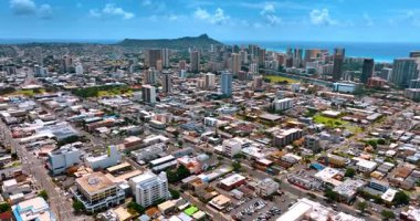 Honolulu, Hawaii, ABD 'deki geniş yerleşim alanı üzerinde uçuş. Diamond Head Krateri ve Waikiki gökdeleninde.