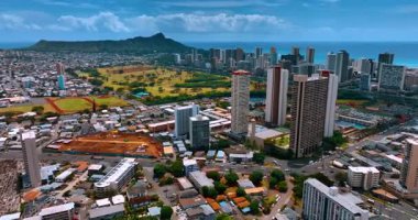 Modern Honolulu şehri, Waikiki bölgesi ve Diamond Head Krateri. Arka planda Pasifik Okyanusu üzerindeki bulutlu manzara. Hava görünümü.
