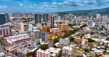 Dağlarla çevrili modern, canlı şehrin manzarası. İnsansız hava aracı görüntüleri Honolulu, Hawaii, ABD.