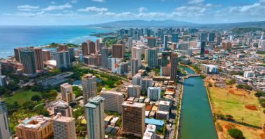Ala Wai Kanalı 'ndan Waikiki' nin fantastik manzarası. Güzel Honolulu, Hawaii, ABD üzerinde İHA uçuşu.