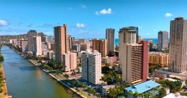 Honolulu, Hawaii, ABD 'deki Ala Wai Kanalı üzerindeki binalara bakın. Güneşli bir günde Waikiki 'nin manzarasına hava perspektifi.