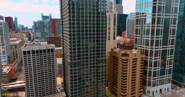 Diğer kuleler grubundaki gri, yüksek katlı kasvetli binaya yaklaşıyoruz. Chicago, Illinois, ABD Mimarisi.