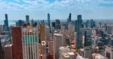 Chicago, Illinois, ABD 'deki gökdelenlerin tepelerine bakın. Bulutlu gökyüzünün arka planında Metropolis 'in kuleleri.