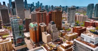 Güneşli bir günde modern Chicago 'nun güzel şehir manzarası. İHA görüntüleri farklı binaların üzerinde. Şehir merkezindeki gökdelenler.