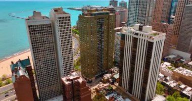 Yoğun otoyollar ve kumlu plajlar üzerinde yüksek binalar. Arkaplanda Michigan Gölü 'nün manzarası.