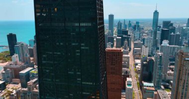 John Hancock Merkezi 'nin tepesine yükseliyor. Şikago, Illinois, ABD Parlak güneşli bir arkaplanda.