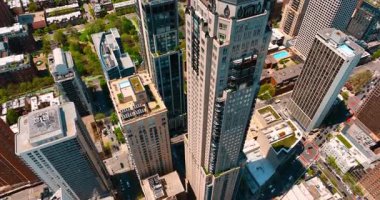 Chicago, Illinois, ABD 'deki Waldorf Astoria' nın güzel bir kulesinin tepesine uçuyor. Düşük katlı mimari, yemyeşil arka planda. Üst görünüm.