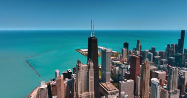 Michigan Gölü 'nün göl kıyısındaki çarpıcı gökdelenler. John Hancock Kulesi İHA 'dan yaklaşıyor..