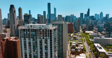 Şikago, Illinois, ABD 'nin güneşli manzarasında insansız hava aracı yükseliyor. Arkaplanda gökdelenler gökyüzü çizgisi.