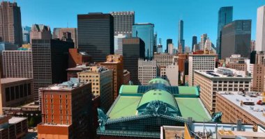 Harold Washington Kütüphane Merkezi 'nin çatısına yaklaşıyoruz. Chicago, Illinois, ABD 'deki binaların tepelerinde insansız hava aracı uçuşu..