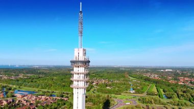 Telekom kulesinin tepesinde. Hollanda 'nın yeşil şehri Lelystad' ın güzel manzarasına hava perspektifi.