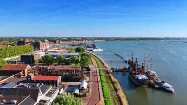 Batavialand 'daki tarihi müze rıhtımında gemi rekonstrüksiyonu var. Lelystad Lakefront, Hollanda. Hava görünümü.