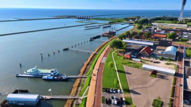 Hollanda, Lelystad 'daki Merkemeer Gölü' nün kıyısına bakın. İskelede duran Batavia gemisinin tarihi yeniden inşasına yaklaşıyoruz..