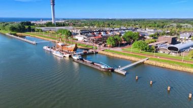 Hollanda, Lelystad göl kıyısındaki gemilerle rıhtımda. Müzeye hava perspektifi Batavialand ve telekom kulesi.