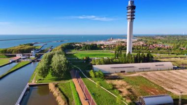 Hollanda, Lelystad 'ın güzel yeşil rıhtımı. Telekom kulesine ve arka plandaki yat kulübüne hava perspektifi.