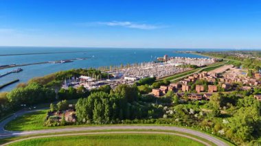 Yeşilliklerle çevrili büyük yat kulübü. Hollanda 'nın Lelystad kentindeki Merkemeer Gölü' nün göl kıyısındaki hava perspektifi.