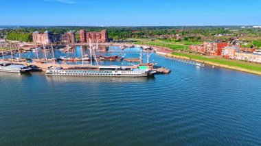 Hollanda, Lelystad limanında gemiler var. Güneşli bir günde güzel yeşil şehre hava perspektifi.