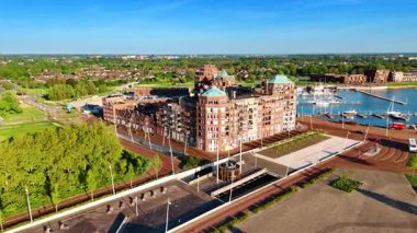 Hollanda, Lelystad göl kıyısında güzel bir mimari topluluk. Gökyüzü perspektifinden yeşil şehir manzarası.