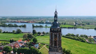 Hollanda, Rhenen 'deki kilisenin tepesinde uçuş. Güneşli bir günde, şehrin ve nehrin güzel manzarasına bakın..