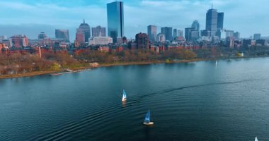 Charles Nehri 'nin engebeli sularında iki yelkenli var. Boston, Massachusetts 'in Skyline' ı, ABD 'de rıhtımda. Kasvetli hava görüntüleri. Hava perspektifi.
