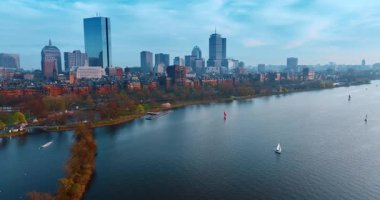 Charles Nehri 'nin gri suları üzerinde birkaç yelkenliyle uçmak. Sonbaharda Boston, Massachusetts, ABD 'nin Skyline kenti.