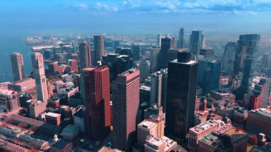 Yüksek binalarla inşa edilmiş yoğun kentsel alan. Boston, Massachusetts, ABD 'deki İHA görüntüleri. Şehrin manzarasını sisli kaplar..