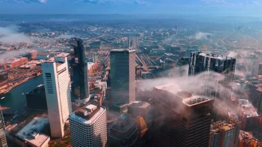 Duman gökdelenlerden atmosfere yükseliyor. Boston, Massachusetts, ABD 'nin geniş panoraması çok kirlendi. Üst görünüm.
