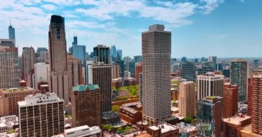 İHA görüntülerinden devasa metropolün kentsel manzarası. Chicago, Illinois, ABD 'nin çeşitli mimarisi.
