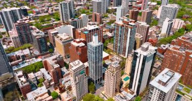 Şikago, Illinois, ABD 'nin çeşitli kentsel manzaraları. Metropolis 'in güneşli manzarasında çeşitli binalar. Hava görünümü.