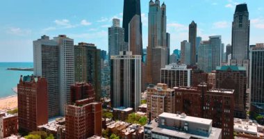 Arkaplanda gökdelenlere yaklaşan çok katlı apartmanların üzerinden uçacağız. Chicago, Illinois, ABD 'nin çeşitli şehirleri..