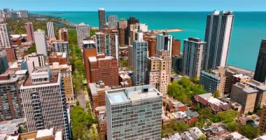 Chicago, Illinois, ABD 'nin mimarisi Michigan Gölü' nün rıhtımında. Güneşli bir günde hava aracı uçuşu. Arkaplanda güzel bir su manzarası.