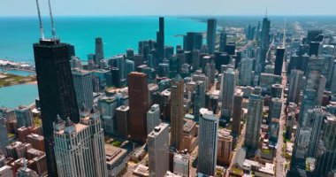 Chicago, Illinois, ABD 'nin çarpıcı modern şehir merkezine yaklaşıyoruz. Donanma İskelesi ve Michigan Gölü. Hava görünümü.