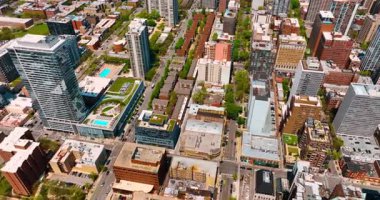 Modern şehrin sokaklarında ve binalarında uçuyorlar. Güneşli bir günde Chicago, Illinois, ABD 'de hava perspektifi.