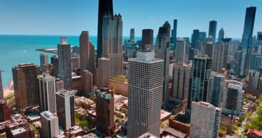 Şikago, Illinois, ABD şehir merkezinde çarpıcı. Michigan Gölü kıyısındaki gökdelenlere yaklaşıyoruz..