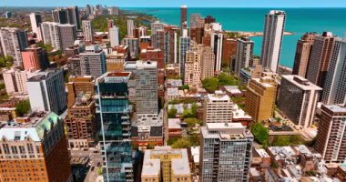 Michigan Gölü kıyısındaki şehir merkezinin parlak manzarası. Chicago, Illinois, ABD Panoraması. Üst görünüm.