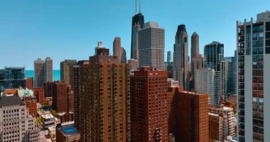 Chicago, Illinois, ABD 'de çeşitli yükseklikteki binalar. Metropoldeki yüksek binalar arasında İHA uçuşu.