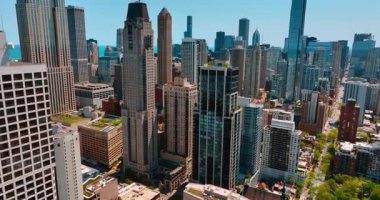 Çatıda ağaçlar büyüyen yüksek binalara yaklaşıyorlar. Chicago, Illinois, ABD şehir merkezi. Hava görünümü.