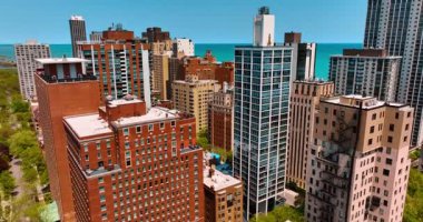 Michigan Gölü 'nün kıyısındaki yüksek binaların üzerinde yükseliyor. Chicago, Illinois, ABD 'de çeşitli apartman blokları.