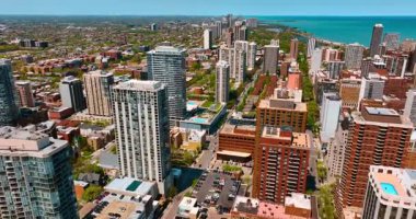 Binaların çatısındaki otoparklar. Şikago, Illinois, ABD üzerinde insansız hava aracı uçuşu. Arka planda Michigan Gölü.