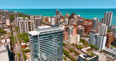 Michigan Gölü kıyısında bir yerleşim yeri. Şikago, Illinois, ABD 'nin güneşli manzarası mavi su manzarasının arka planında.