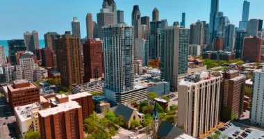 Chicago 'nun güzel güneşli manzarası. Michigan Gölü kıyısında bir grup kudretli gökdelen. Hava görünümü.