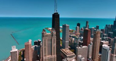 Chicago, Illinois, ABD merkezindeki John Hancock Center Kulesi 'ne daha yakın uçuyor. Michigan Gölü 'nün göz kamaştırıcı su manzarası.