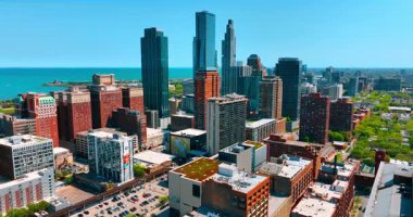 Chicago 'nun güneşli şehir manzarası. Şehir manzarası göl manzarası ve mavi gökyüzü..